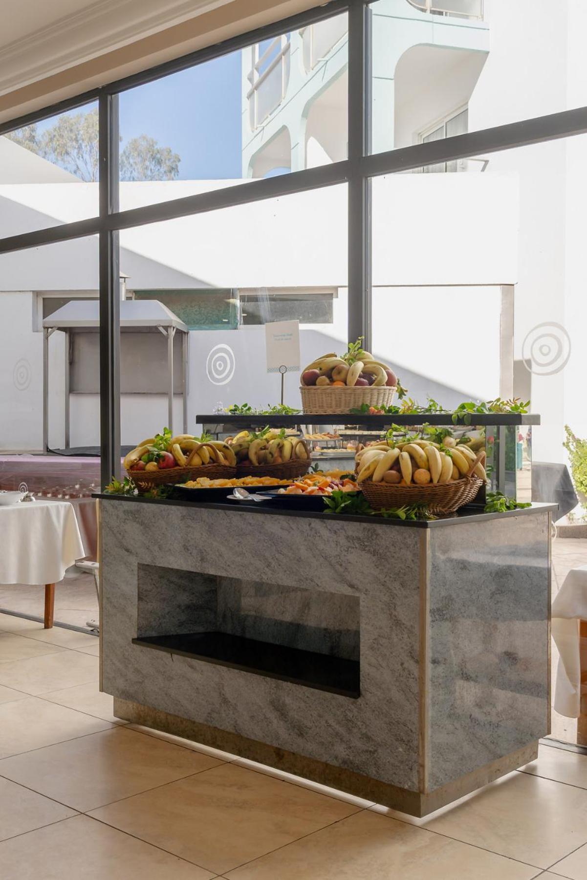 Tui Suneo Kenzi Europa Агадир Екстериор снимка A buffet at a hotel