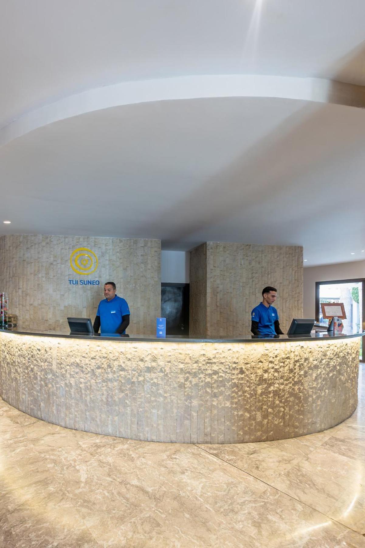 Tui Suneo Kenzi Europa Агадир Екстериор снимка Reception desk at the airport
